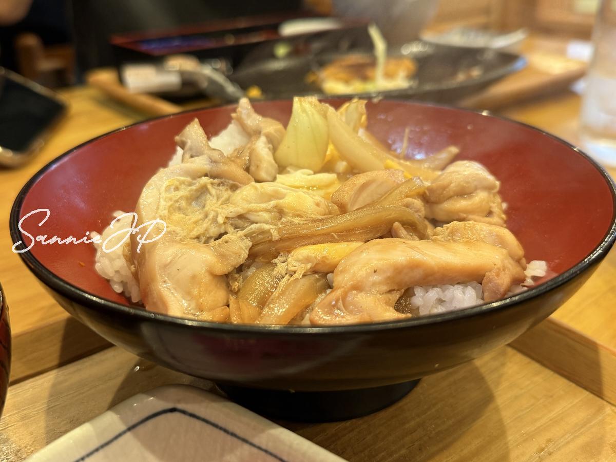 お食事処 厚澤の親子丼を近くから写した一枚