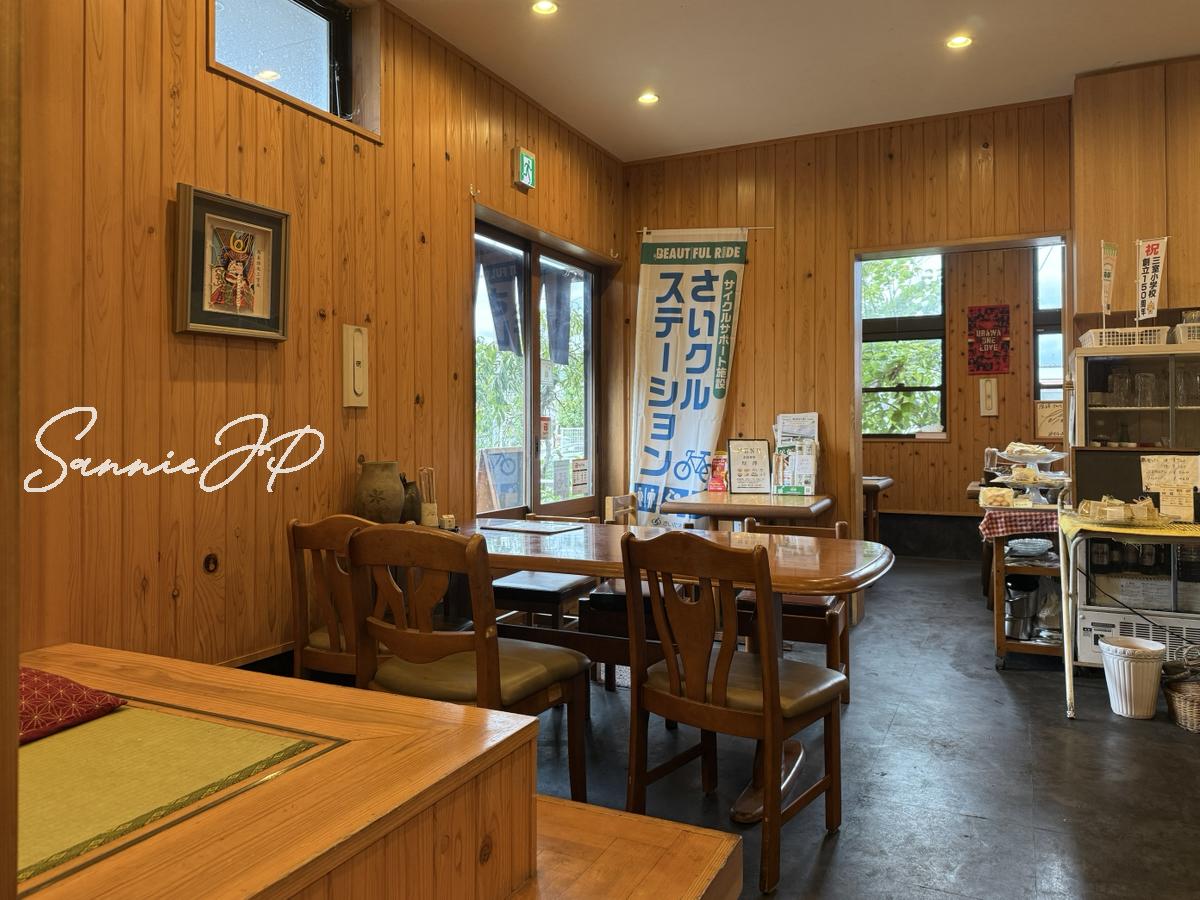 お食事処 厚澤の店内から見た入口付近の様子