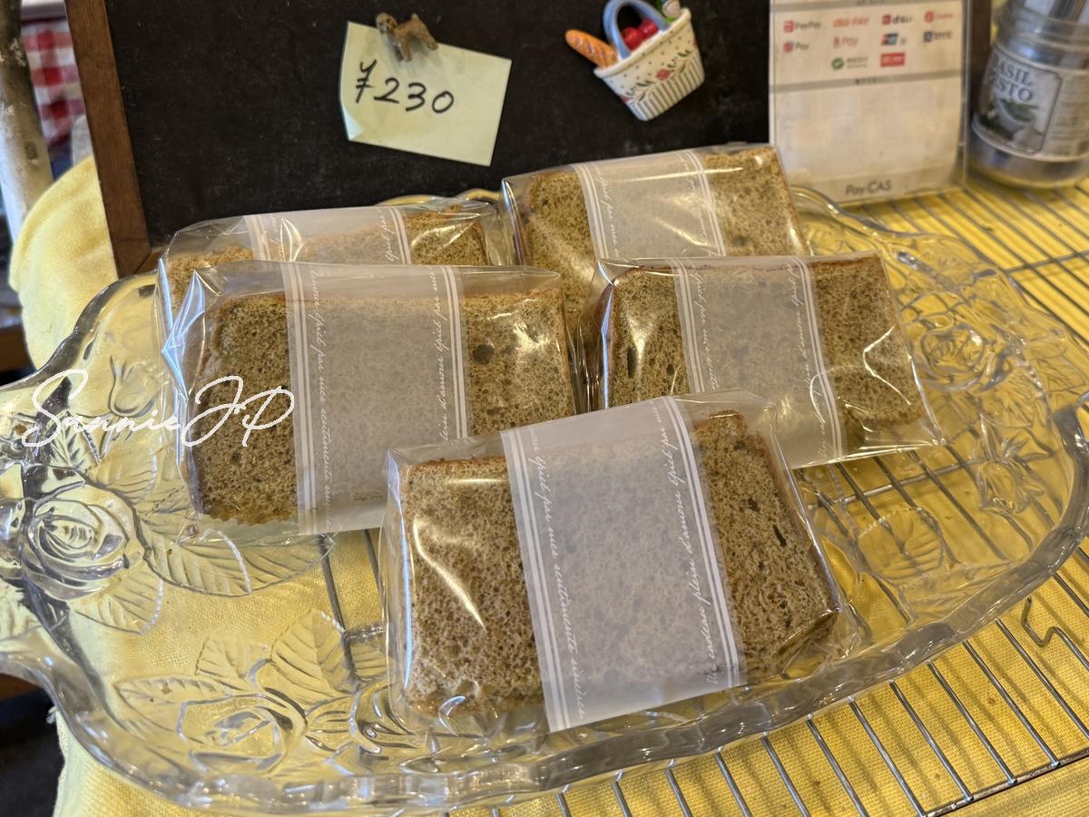 お食事処 厚澤のレジ横で販売されていたシフォンケーキ