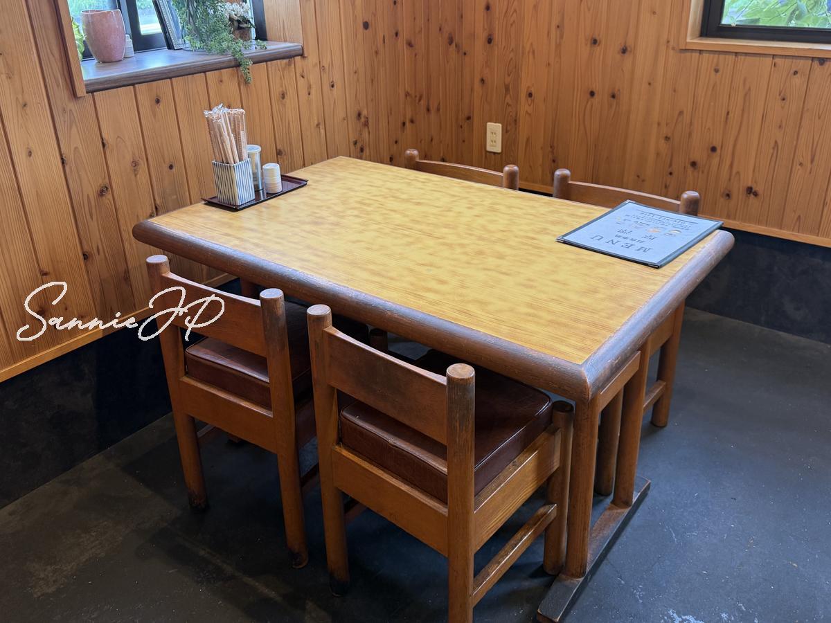 お食事処 厚澤の個室風エリアにある4人がけテーブル席