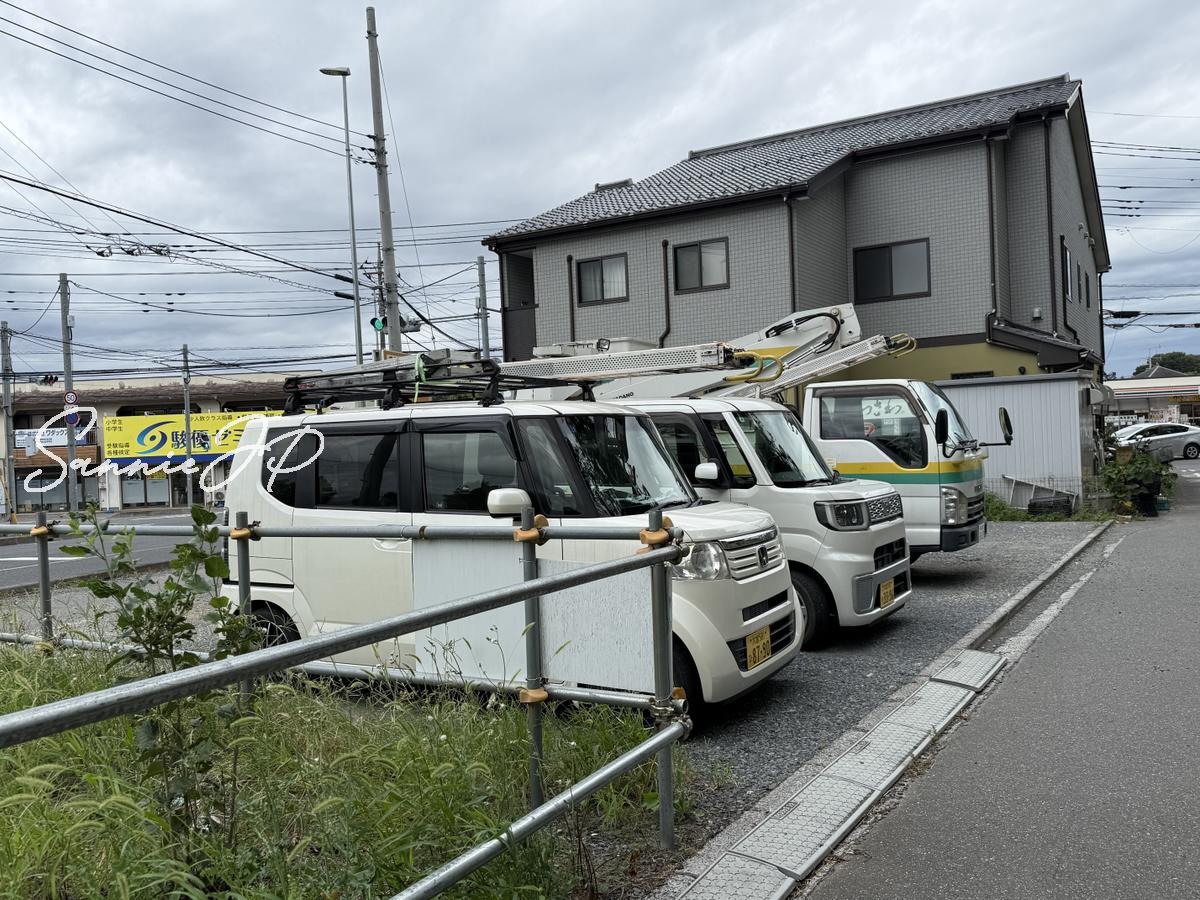 お食事処 厚澤の店舗横にある砂利の駐車場