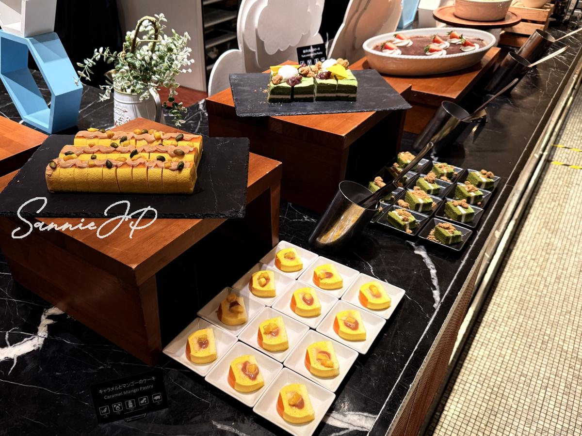 抹茶ケーキやロールケーキなどのミニスイーツ