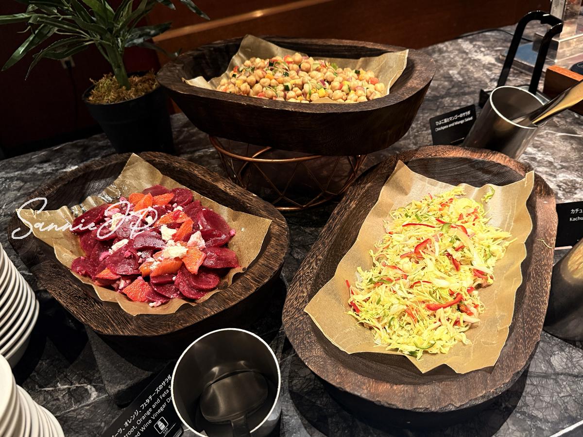 豆やビーツなどが並ぶサラダ料理