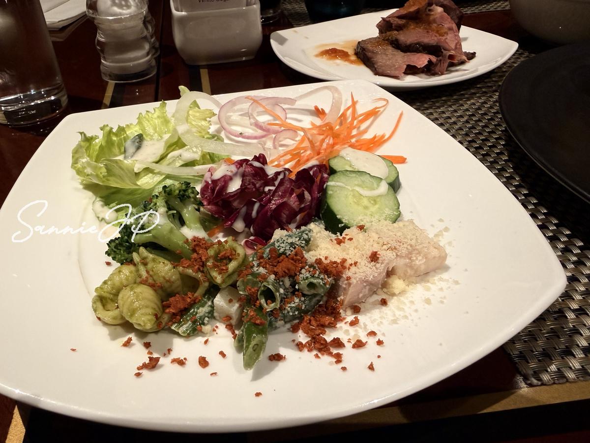 野菜を盛り付けたサラダプレート