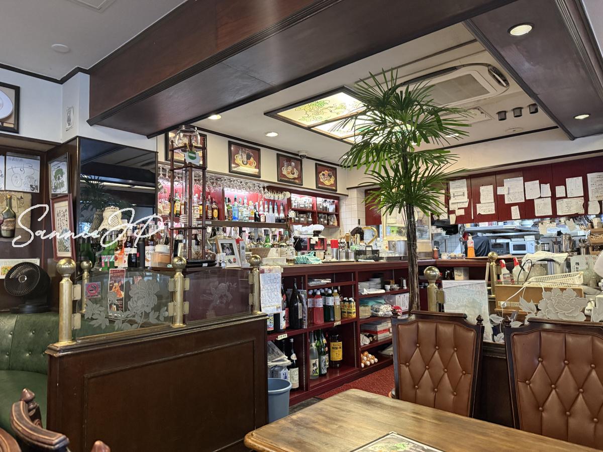 店内のカウンターを見渡す