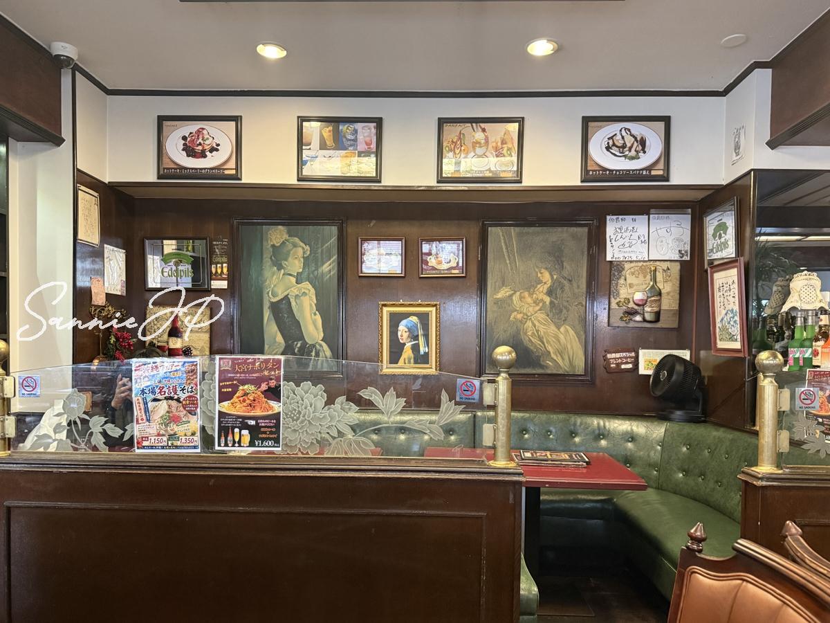 アートやサインが飾られた店内の壁