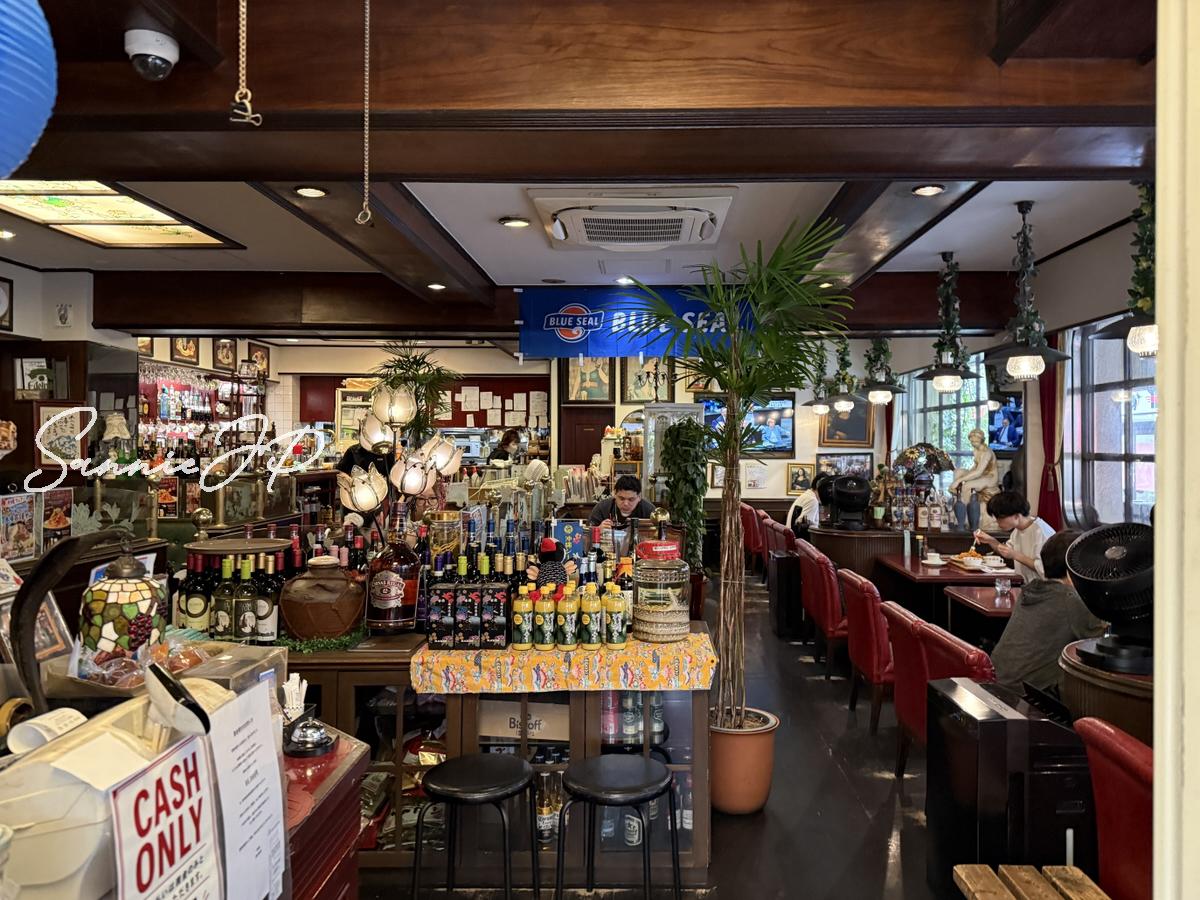 店舗入り口から店内を見渡す
