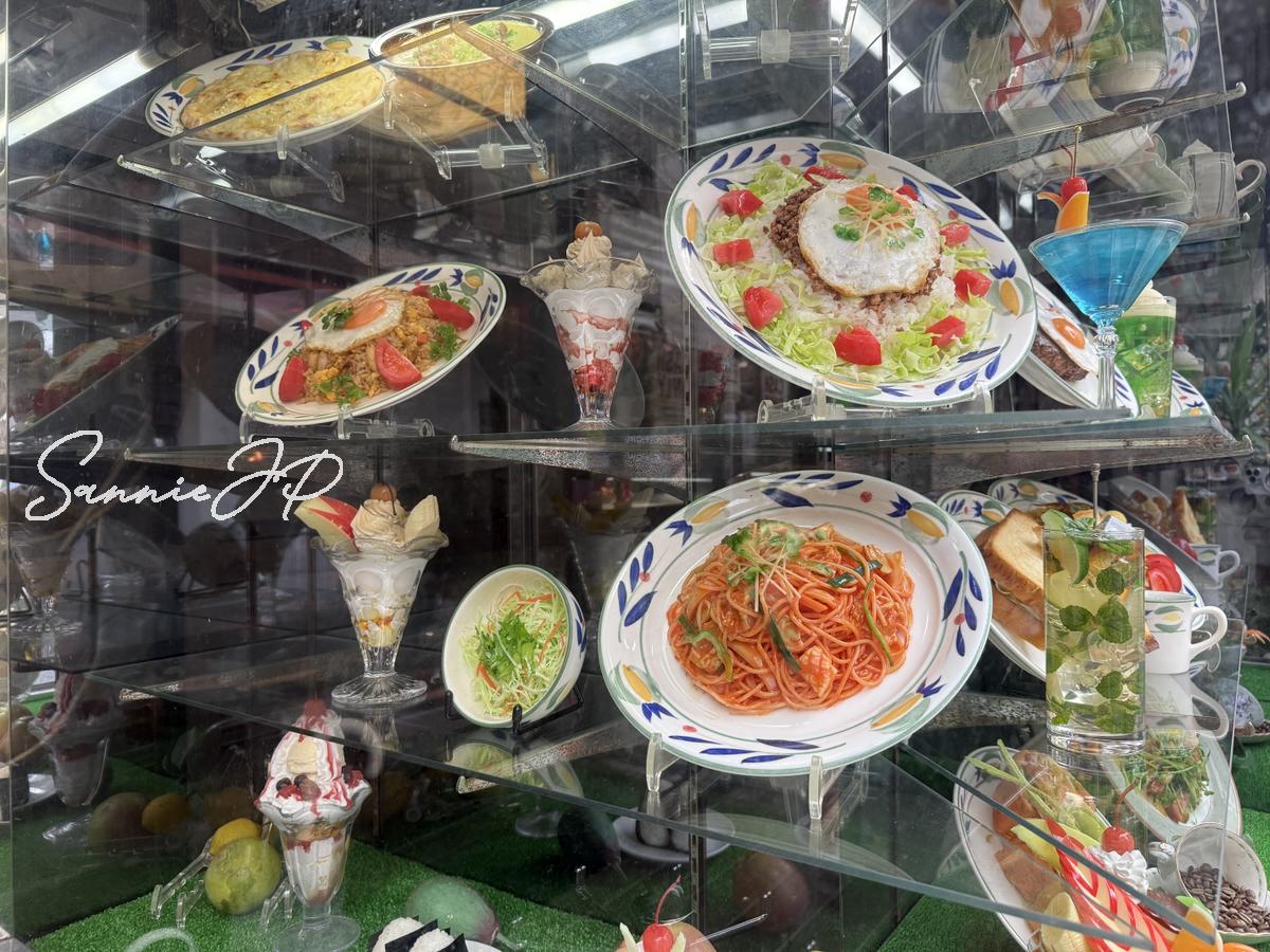 伯爵邸入口の食品サンプル