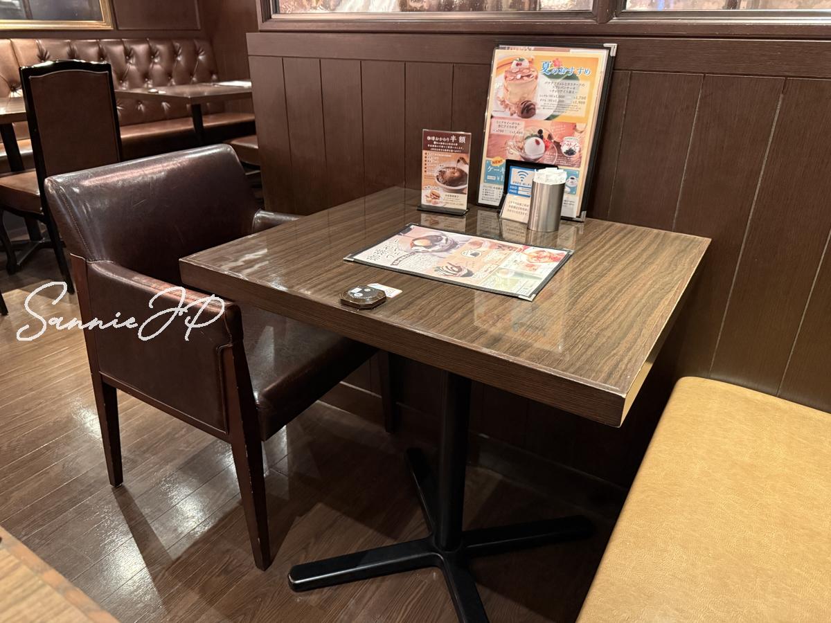 星乃珈琲店 銀座4丁目店の2人掛けテーブル席