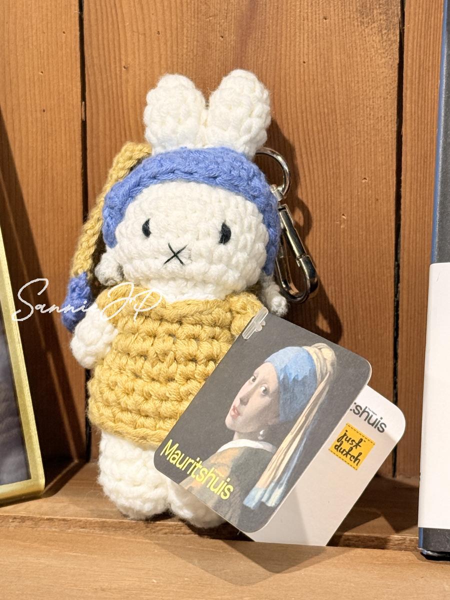 Nakanoshima Qross Cafeに飾られたフェルメールコラボのミッフィー編みぐるみ