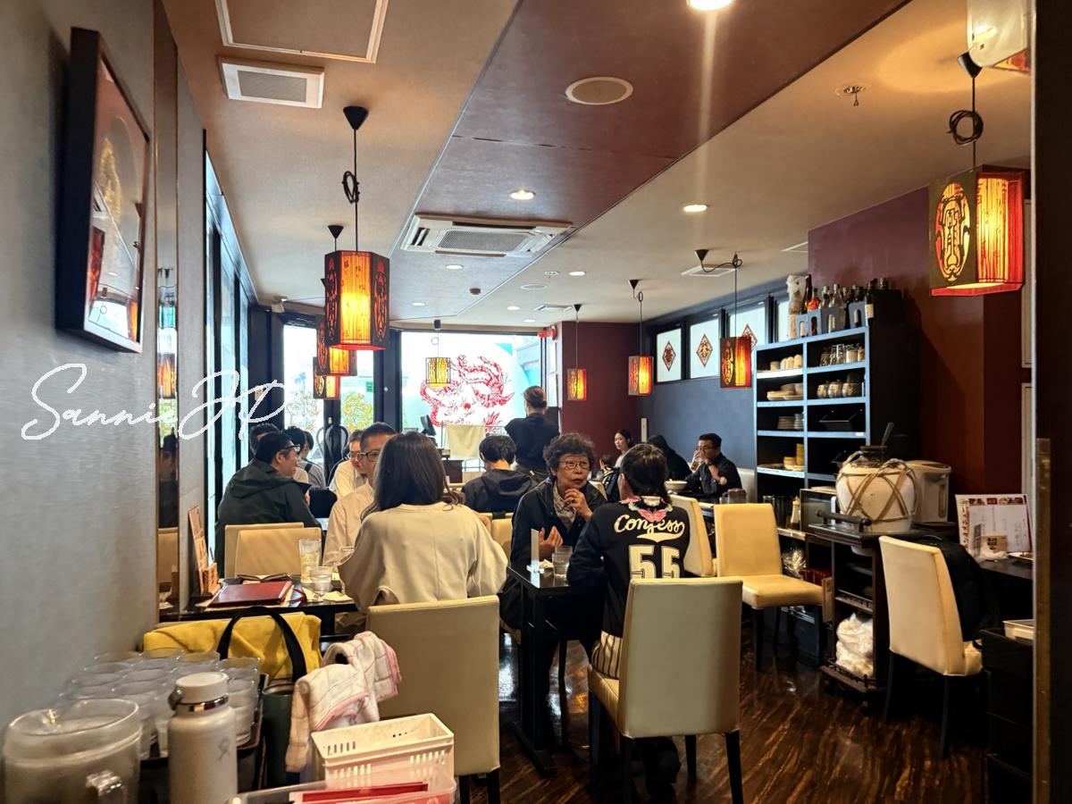 店内の様子を奥から撮影