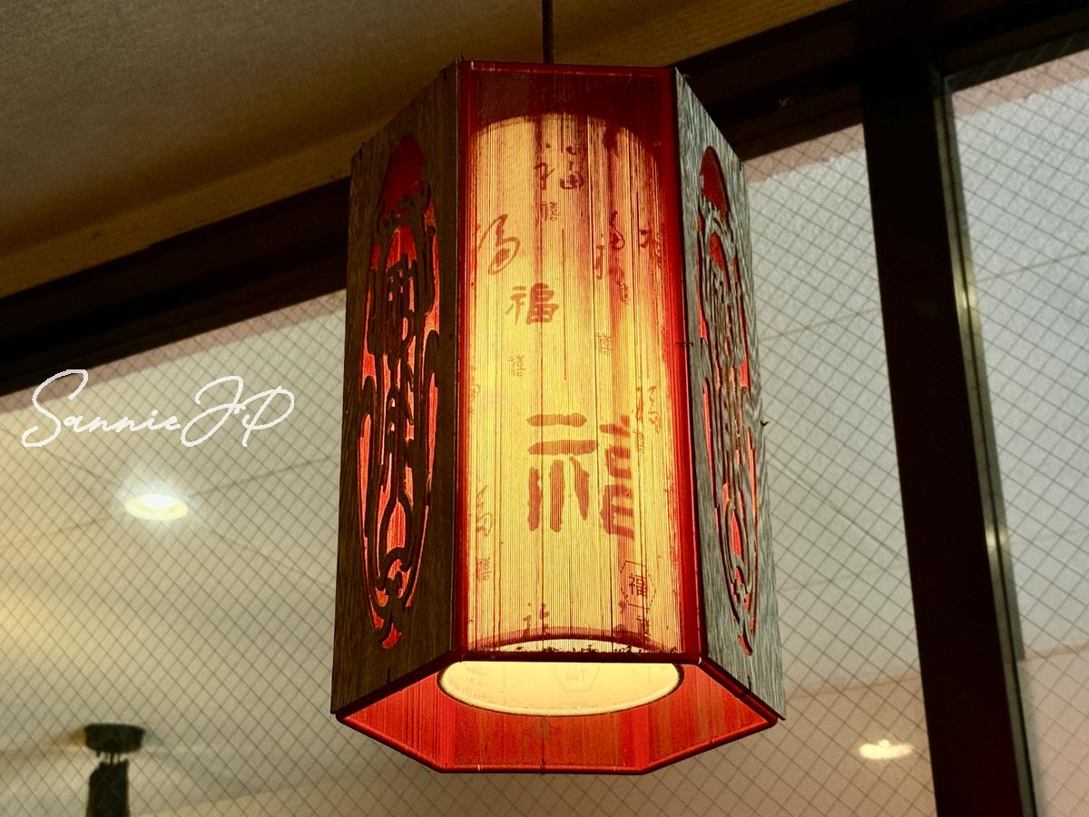店内の照明は中華風のランタン