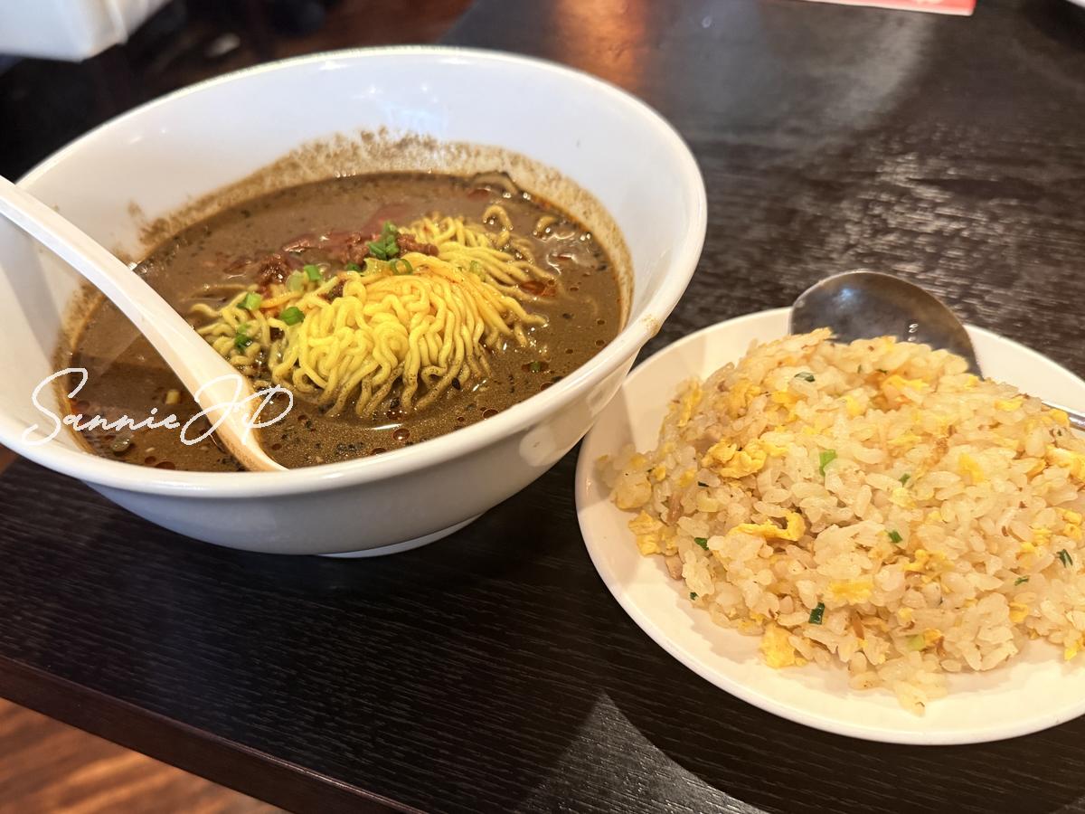 黒胡麻担々麺と半チャーハンのセット
