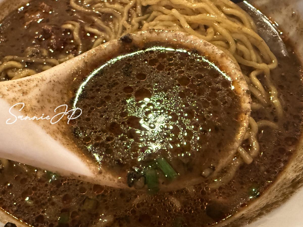 黒胡麻担々麺のスープ
