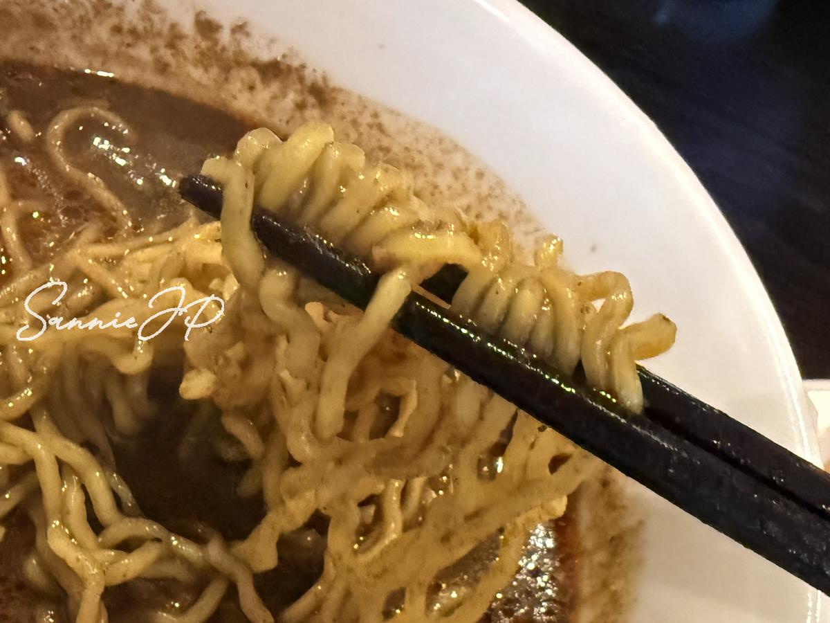 麺は細めのちぢれ麺